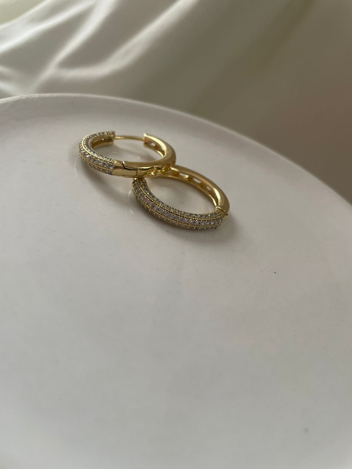 ✨ Brinco de Argola M Cravejado com Swarovski 18k - Imagem 2